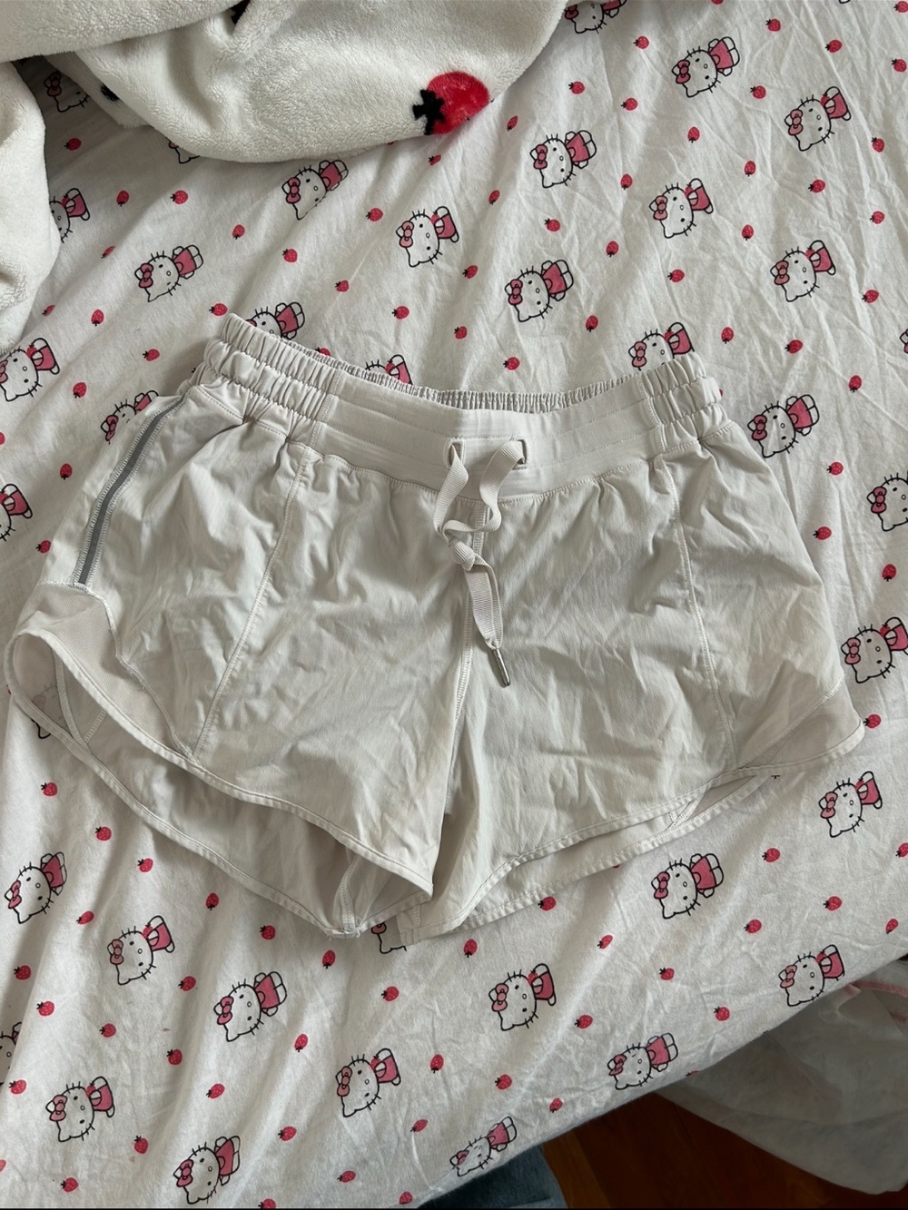 Lululemon white shorts 6 tall